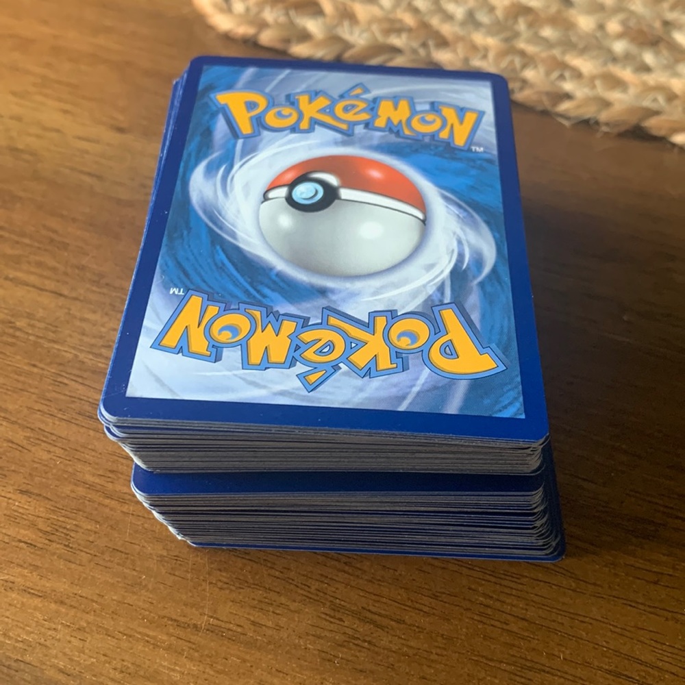 Lot of 100 basic Pokémon cards